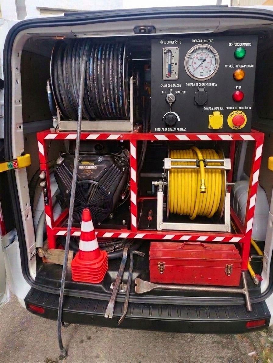Furgão equipado com sistema de hidropressão, mangueiras e depósito autónomo
